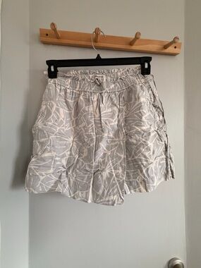 Madewell Gray and White Tropical Print Skort